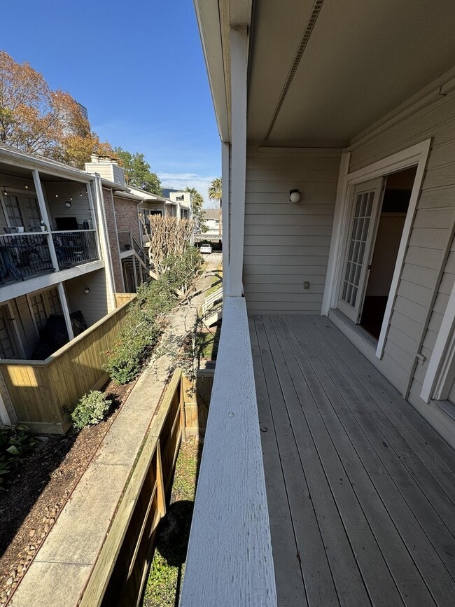 Building Photo - 2001 Bering Dr Unit 2D