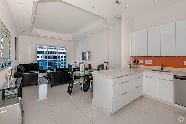 Building Photo - 2301 Collins Ave Unit 1619 Rental