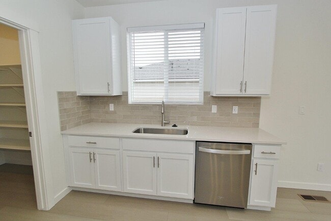 Photo - 11138 Overhang St