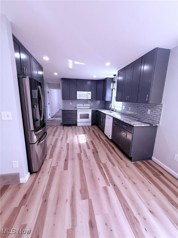 Photo - 6686 Hythe St NW