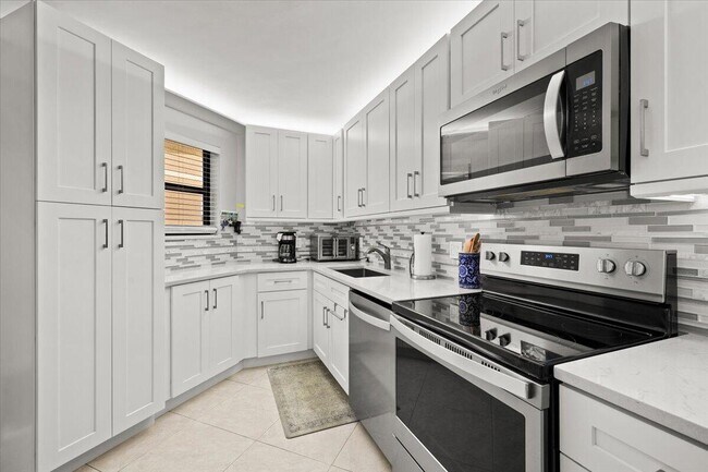 Building Photo - 5851 Camino Del Sol Unit 203