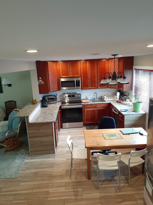 Kitchen with breakfast bar - 4 Kathleen Ct Casa