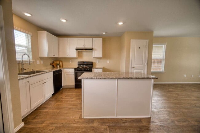 Photo - 3BD/2.5BA– ELECTRICITY INCLUDED!