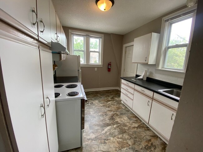 Photo - Updated 2 bed/1 bath Duplex for Rent!