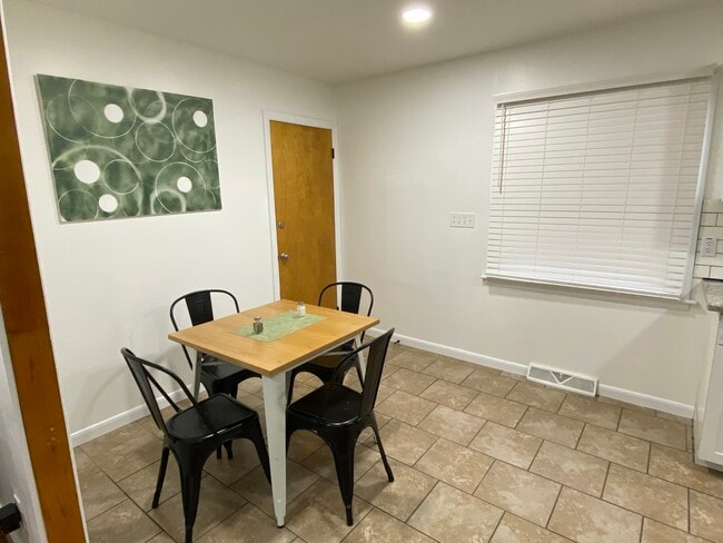 Comer en la cocina - 419 E Locust St