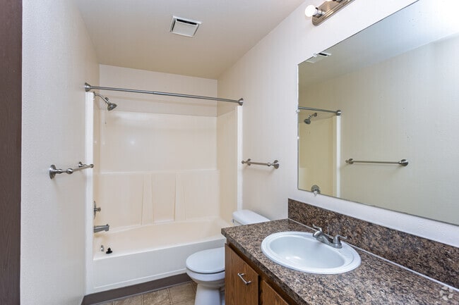 1BR, 1BA - 667SF - Bathroom - Julia Manor