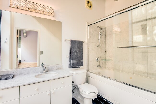 Master bath w/ soaking tub - 843 W Adams St Unit 409