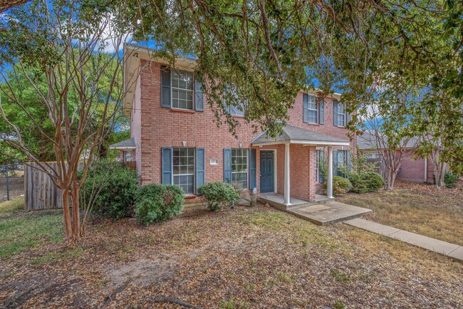 Photo - Available August 2026!  3 Bedroom 3 Bathroom Duplex with Yard Close to Campus/Bus Route!