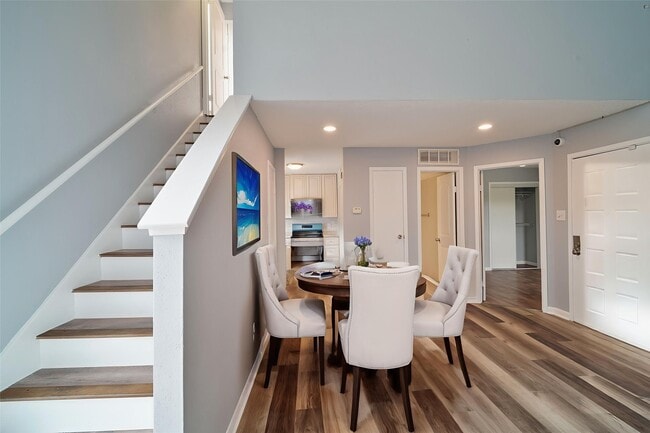 Photo - 10855 Meadowglen Ln