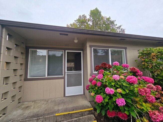807 NE Alameda Ave