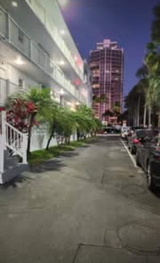 Building Photo - 10230 Collins Ave Unit Bal Bridge South