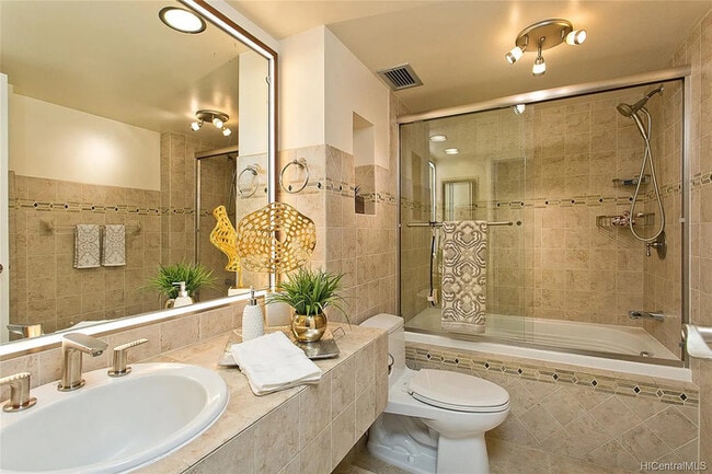 Photo - 1 bed 1 bath Amazing ocean, marina and mountain view unit.