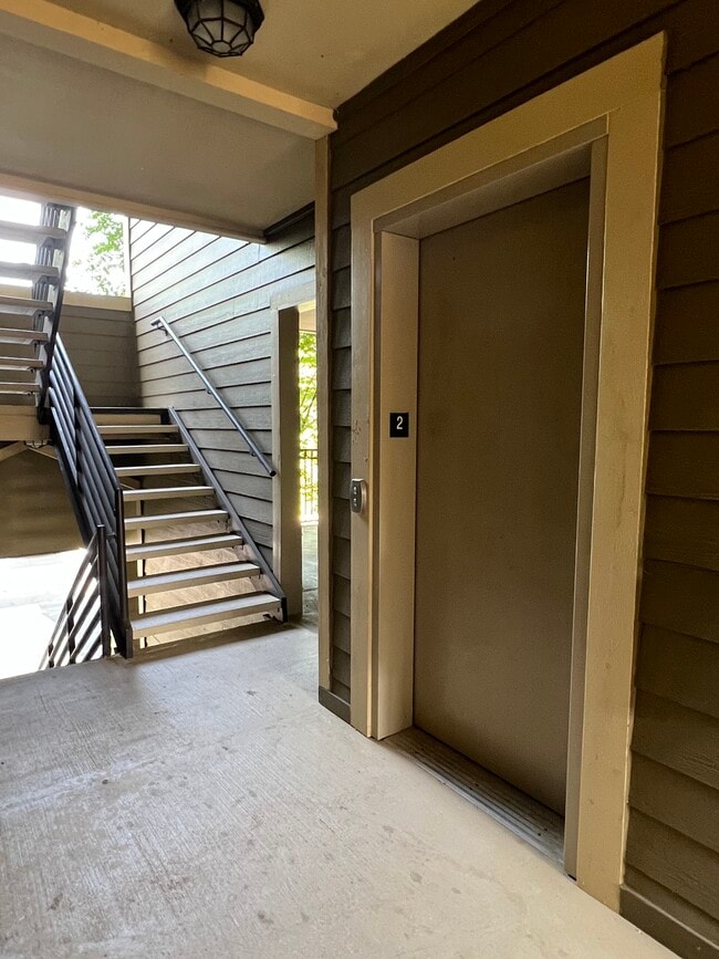 Utilice las escaleras o el ascensor. - 2100 Old Taylor Rd Unidad 224