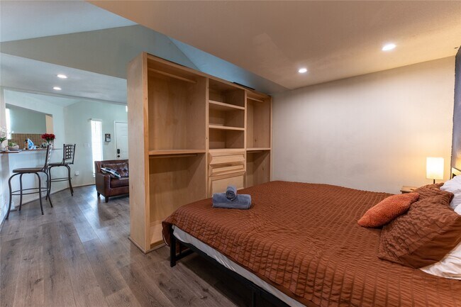 Photo - 2010 Caplin St