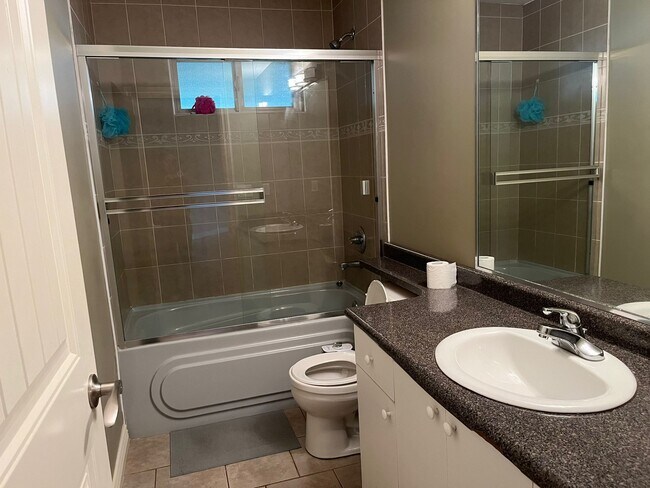 Photo - 7767-7148 148 St