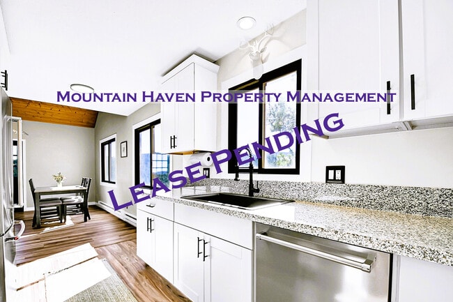 Building Photo - 1244 Hyland Dr