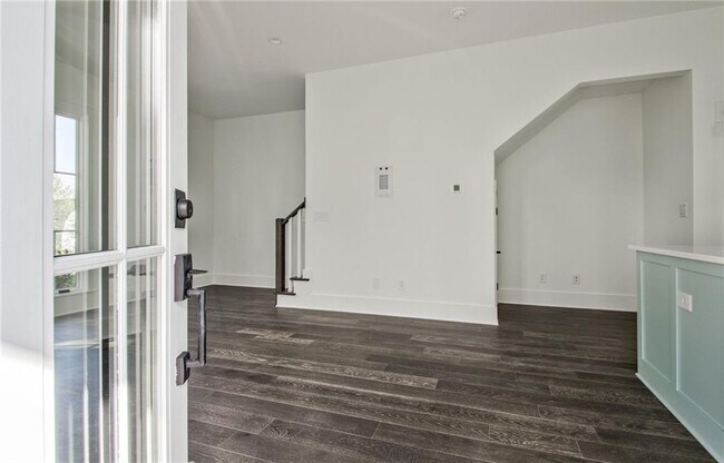 Photo - 135 Carlyle Ln