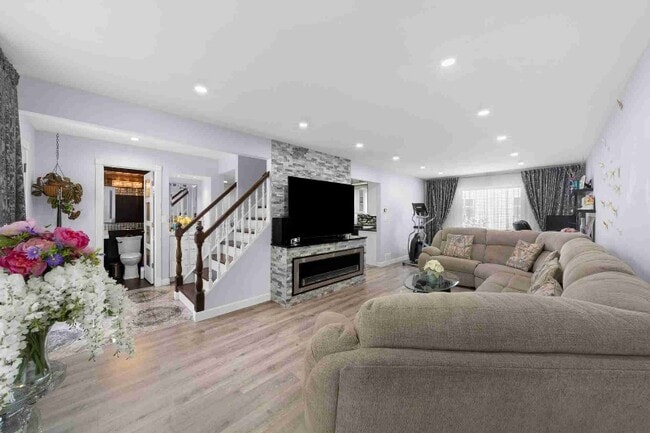 Photo - 264 N Southport Rd