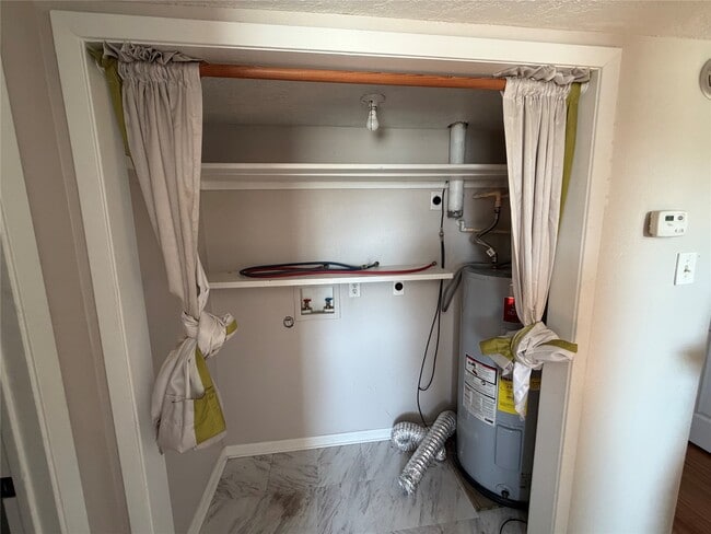 Building Photo - 6723 Heards Ln Unit 1