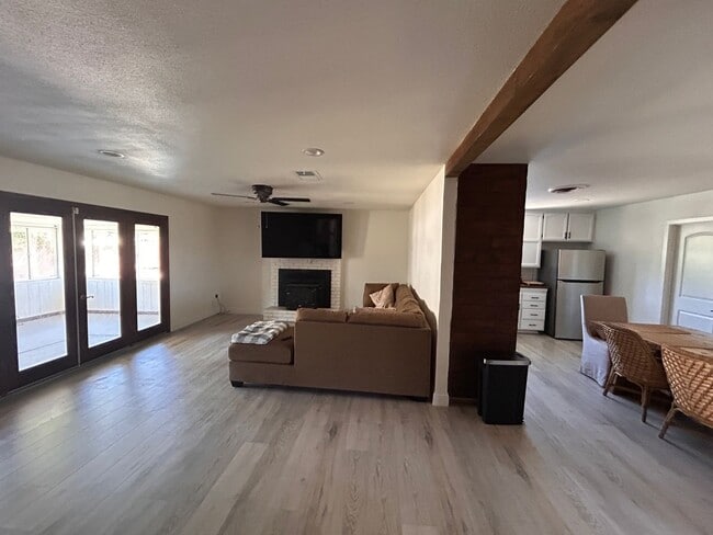 Building Photo - Space and updated in Lemoore