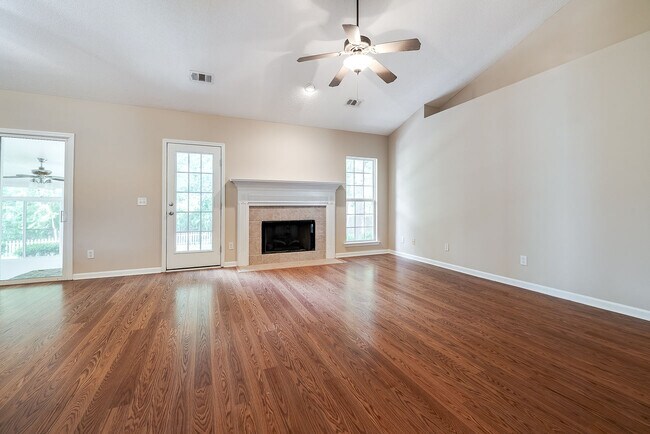 Photo - 868 Young Way