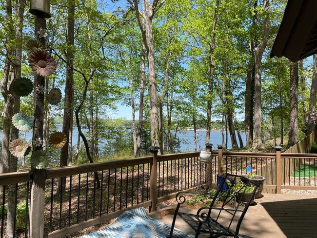 3421 The Trail Rd