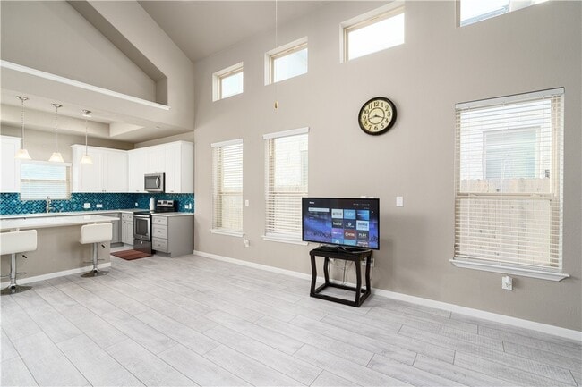 Living - 3240 E Whitestone Blvd Unidad 48