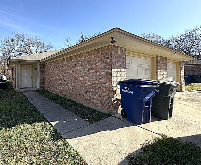 Building Photo - 1002 W Avenue B Unit 2