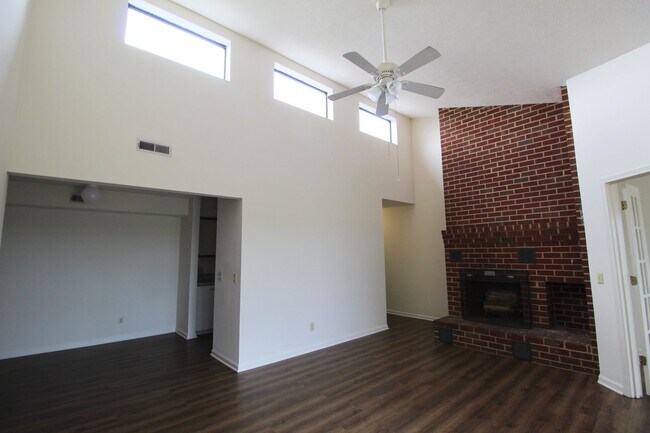 Photo - Madison Manor Condo for Rent! 3 Bedrooms 2 Baths.