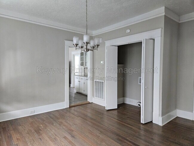 1313 Merry St