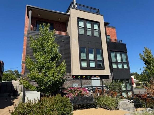 Building Photo - Gorgeous Trig-level townhome with ROOF TOP...