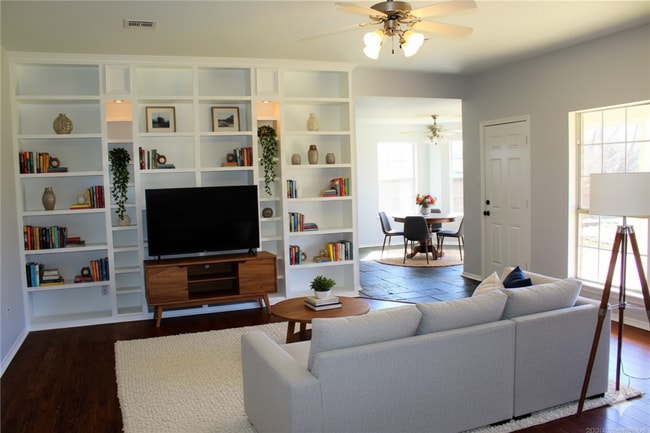 Photo - Outside Lovers Dream, 3/2 Large Fenced Yard