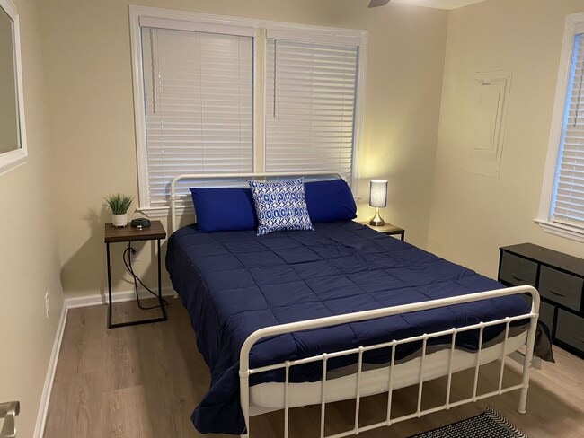 Photo - 405 Lossing Ave