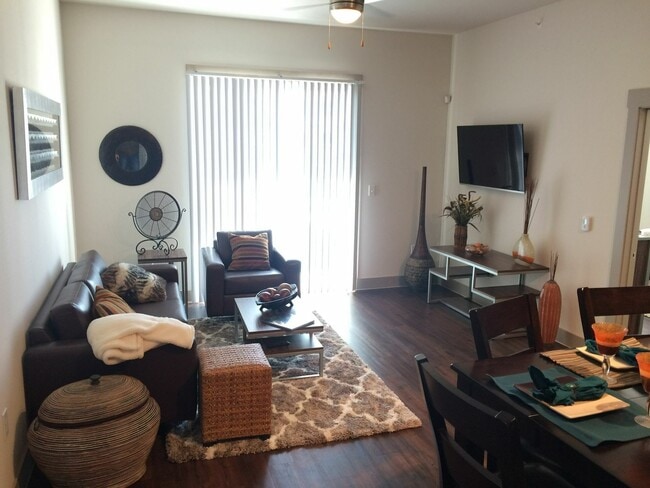 3326-pho-Model_B1_Living - The Green at Waco