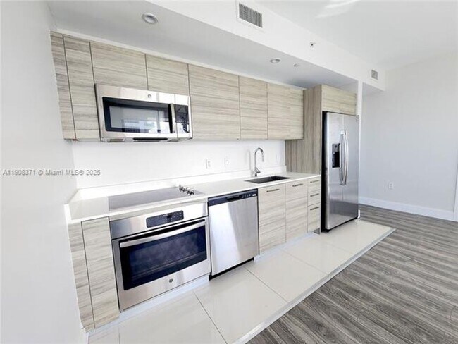 Photo - 121 NE 34th St Unit 121 NE 34th St 2901