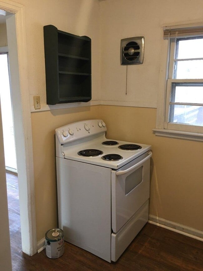 Building Photo - 950 N Old Manor Rd