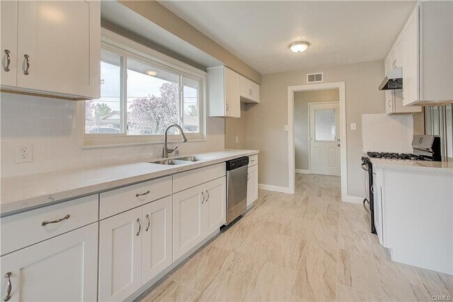 Photo - 1242 E Everett Pl