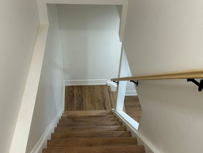 Building Photo - 365 Kingsview Dr