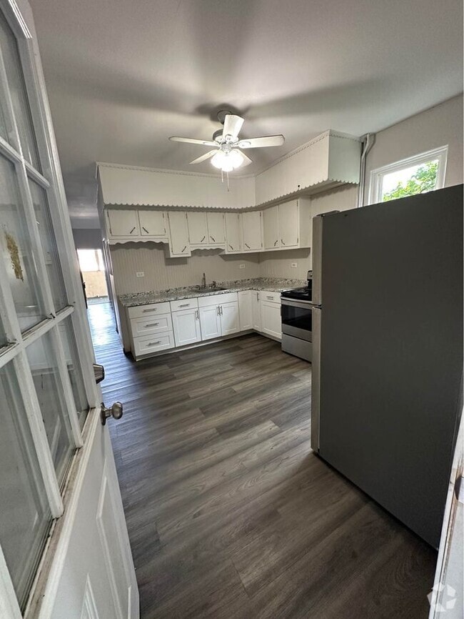 Building Photo - 1811 Cedar Ave Unit 1 Rental