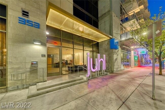 Building Photo - 353 E Bonneville Ave Unit 315