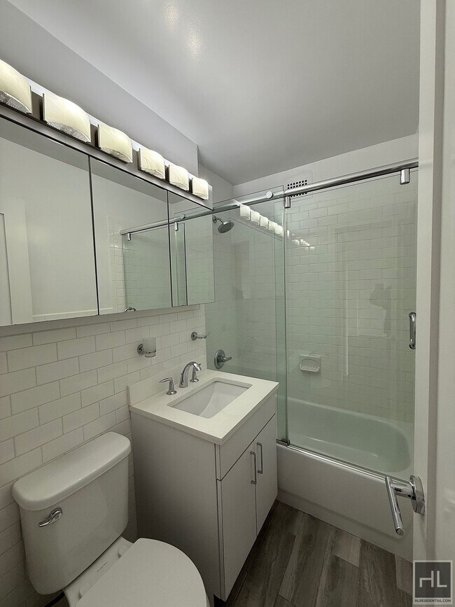 Photo - E 16 ST Unidad 16A