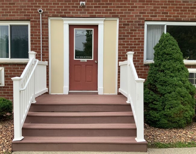 Building Photo - 300 Ketchamtown Rd Unit C10