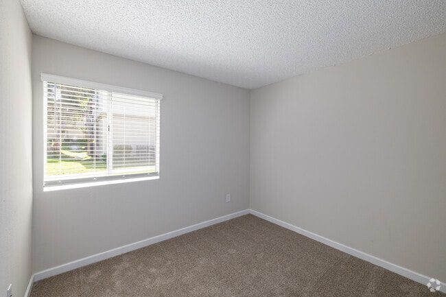 2BR, 2BA - 940SF - Bedroom