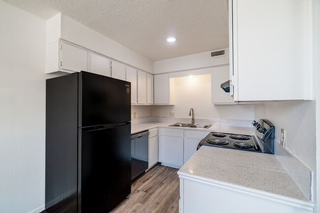 Photo - 2024 Baldwin St Unit 23