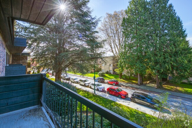 1BR, 1BA - 650SF - Balcony