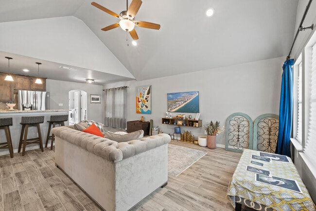 Photo - 1777 Point View