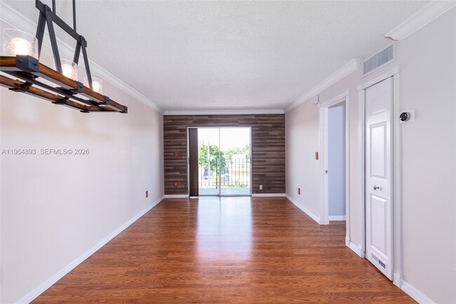 Building Photo - 1933 SW 7th St Unit 403