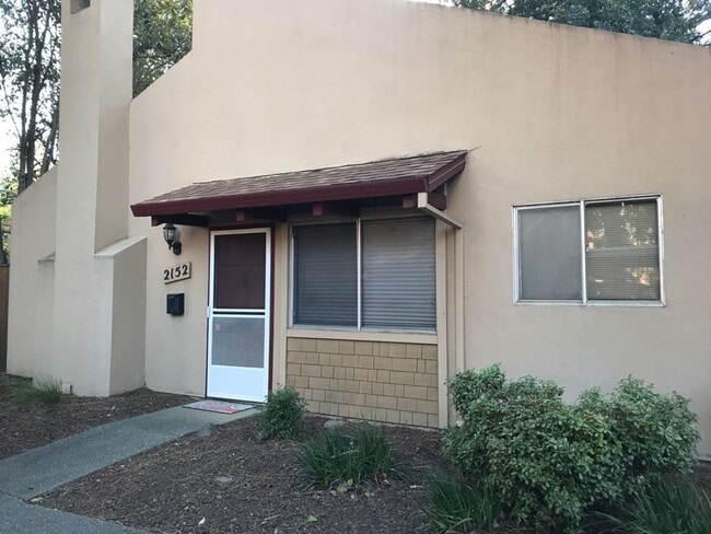 Building Photo - Great 2 bed 1 bath condo available for fall move in!