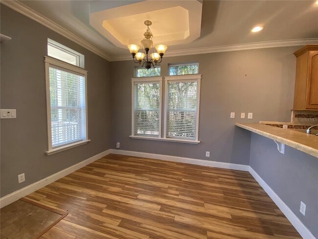 Photo - 653 Symonds Ave