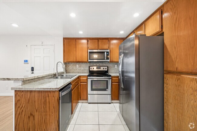2BR, 1BA - 1,000SF - Kitchen - 4810 S La Brea Ave # DON